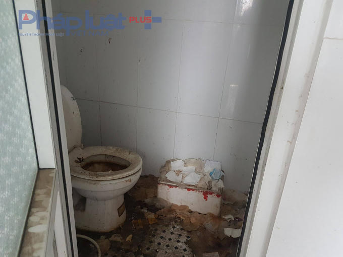 Đây là hình ảnh tại địa chỉ số 2 Phùng Hưng, công an quận Hà Đông. Thử hỏi, đã bao giờ lãnh đạo, chiến sĩ, cán bộ Công an quận Hà Đông đi vệ sinh tại nhà vệ sinh này?