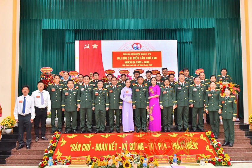 Đảng bộ Bệnh viện luôn tin tưởng tuyệt đối vào sự lãnh đạo của Đảng, dân chủ đoàn kết và phát triển