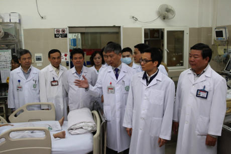 Phó Thủ tướng trao đổi với lãnh đạo BV Bạch Mai. Ảnh: VGP/Đình Nam