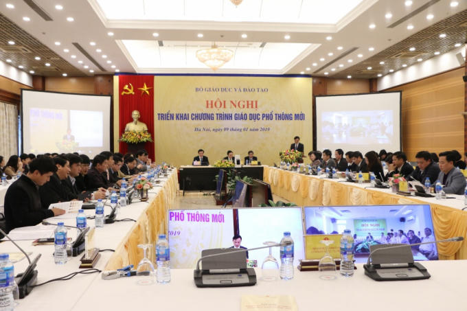 Toàn cảnh của hội nghị trực tuyến chương trình GDPT mới.
