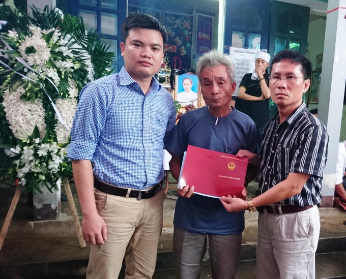 Đại diện trường Đại học Sư phạm Huế đã trao bằng tốt nghiệp của chị Oanh cho gia đình.