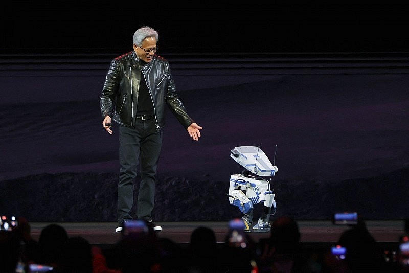 CEO Nvidia Jensen Huang tương tác với một robot tại Hội nghị công nghệ GPU Nvidia (GTC). Ảnh: Reuters.