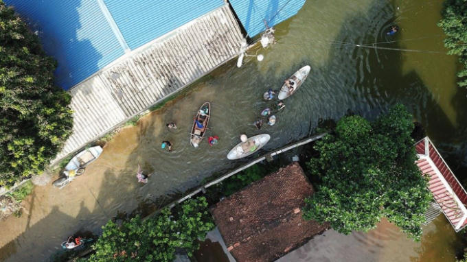 Flycam: Toàn cảnh xã ngoại thành Hà Nội chìm trong biển nước