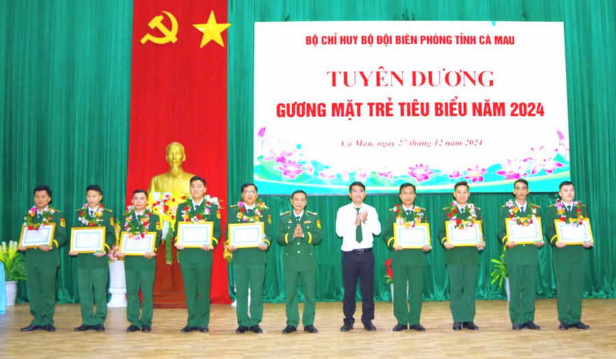 Đại tá Nguyễn Quang Hà - Phó Chính ủy BĐBP tỉnh Cà Mau và anh Trần Đăng Khoa - Phó Bí thư Tỉnh đoàn Cà Mau trao hoa, giấy chứng nhận và tuyên dương các gương mặt trẻ tiêu biểu của BĐBP tỉnh.