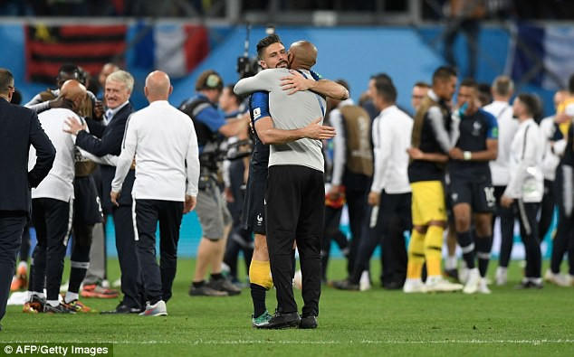 Huyền thoại người Pháp chia sẻ niềm vui với đàn em Giroud