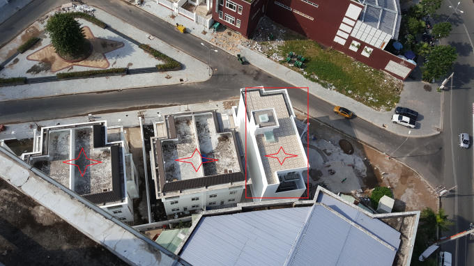 Đường dự kiến A1 nay biến thành những căn biệt thự, trong đó đất được tận dụng tối đa nên có căn không đồng nhất kiến trúc.