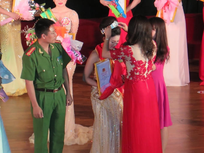 Chị Nguyễn Thị Xuân Tiên, cựu hoa khôi trao vương miện cho thí sinh Hồ Thị Hoa.