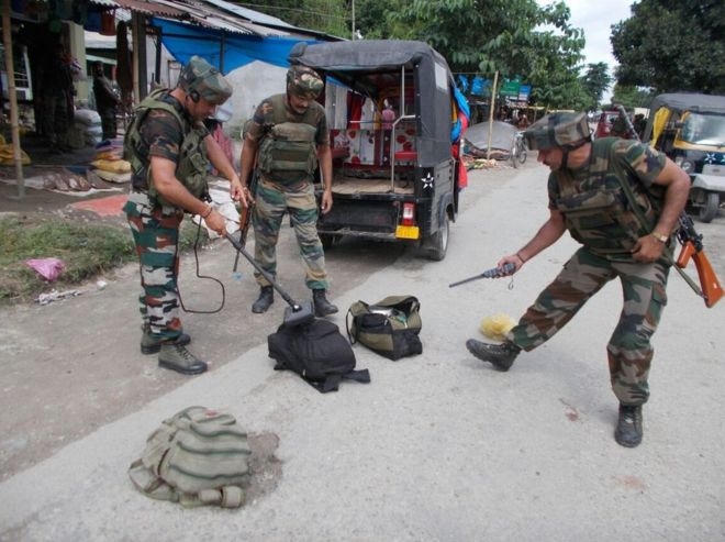 Túi đựng bom tự chế mà nhóm phiến quân bỏ lại sau khi cảnh sát đến chi viện. (Ảnh: Indian Army)