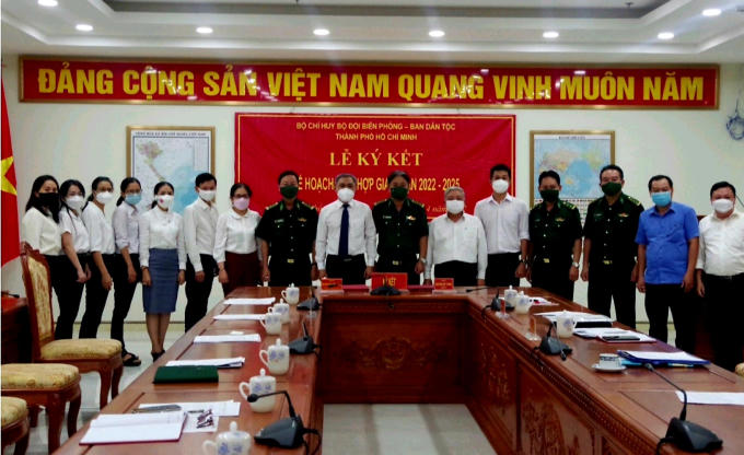 Đại tá Nguyễn Duy Thắng - Chính ủy Bộ Chỉ huy BĐBP TP.HCM và đại diện Ban Dân tộc TP.HCM tại buổi lễ ký kết. Ảnh: Đình Chiến