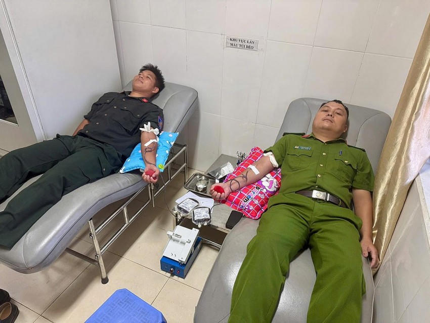 2 chiến sĩ kịp thời hiến máu giúp người bệnh qua cơn nguy kịch. (Ảnh: Công an Tuyên Quang).