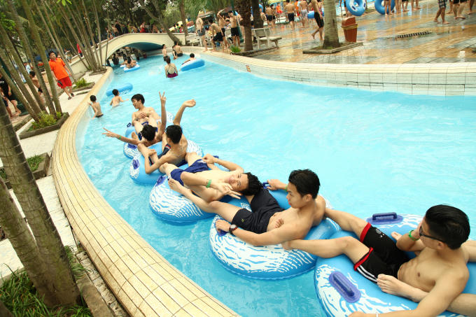 Hay bạn hãy thử đường trượt phao khi 2 người cùng lao đi với tốc độ cực lớn trong một màn đêm hun hút, rồi ánh sáng xuất hiện ở cuối đường hầm với làn nước trong xanh, mát rượi.