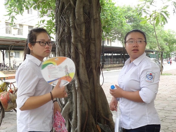 Còn với các thí sinh, khi kết thúc buổi thi nhiều em đã phải bật khóc vì phát hiện ra những lỗi sai không đáng có trong bài làm của mình.