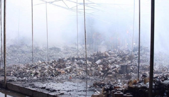 Hiện trường vụ cháy xưởng gốm tại Bát Tràng, Hà Nội.