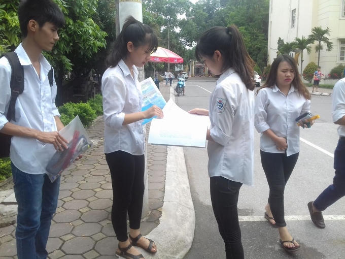 10h30 phút các em kết thúc phần thi của mình. Dù đề "dễ thở" hơn nhưng các em vẫn trao đổi đáp án với bạn để khẳng định bài thi của mình.