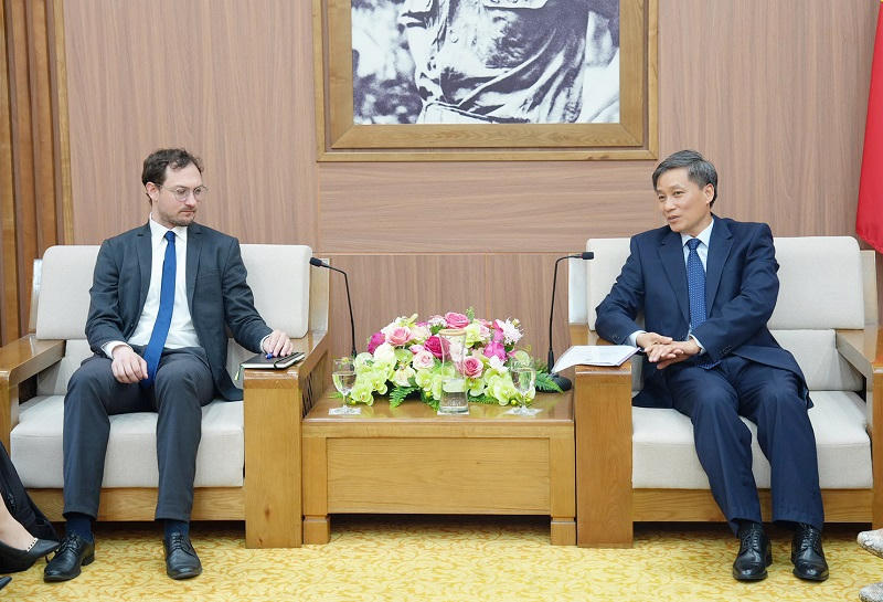 Thứ trưởng Bộ Tư pháp Nguyễn Khánh Ngọc tiếp ông Christian Timo Rinke.