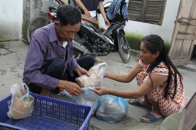 Trong vòng một tuần xóm chạy thận có thể thu hoạch được 20kg rau, với giá bán 50 nghìn đồng/kg.