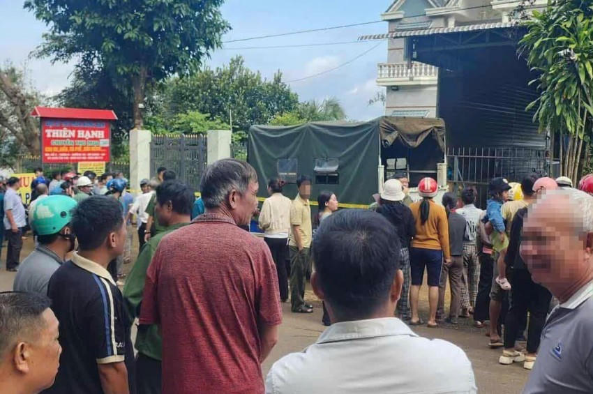 Công an đang phong tỏa hiện trường để điều tra vụ việc.