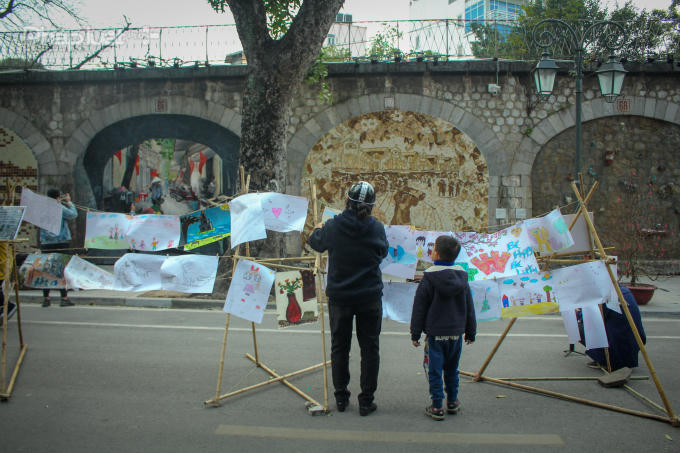 Những bức tranh thể hiện tình yêu Hà Nội được vẽ bởi các em thiếu nhi được trưng bày trên phố