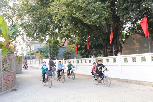 Người già, người trẻ ở Phù Long bao đời nay luôn tự hào vì có cây thị cổ thụ vào hàng hiếm có ở Việt Nam. Hiện người dân trong làng cùng nhau gìn giữ cây thị như