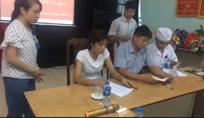 2 gia đình cùng bệnh viện làm các thủ tục để nhận lại con.