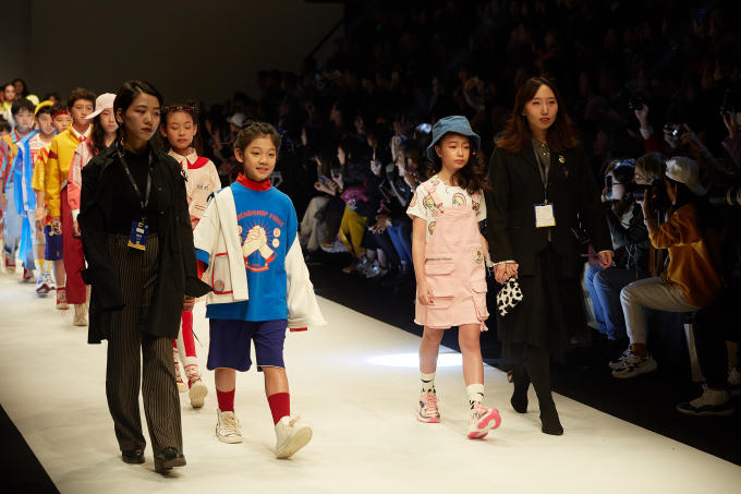 Kh&aacute;nh An t&aacute;i hiện m&agrave;n catwalk 'thần sầu' trong bong nước tại Thượng Hải