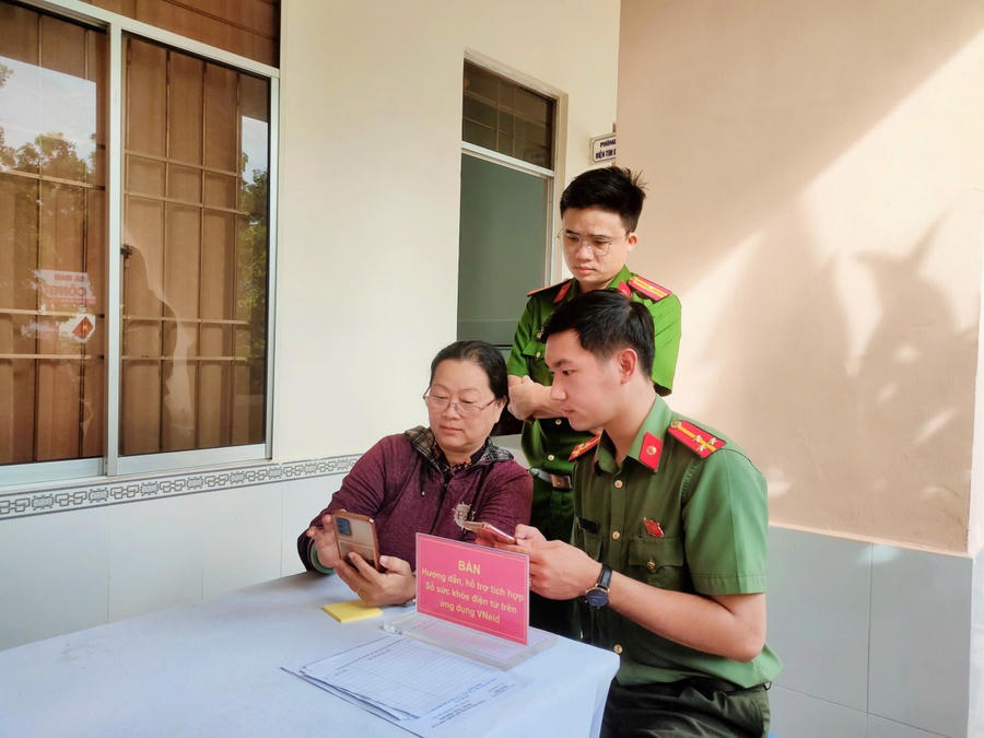 Đoàn viên, hội viên Công an tỉnh Cà Mau tích cực hỗ trợ người dân tích hợp “Sổ sức khỏe điện tử trên ứng dụng VneID”.
