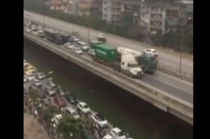 Trước đó, ngày 29/3 cũng trên tuyến đường vành đai 3, hai chiếc xe container và xe bồn đi song song như rùa bò cản trở các phương tiện giao thông phía sau. Ảnh cắt từ clip.