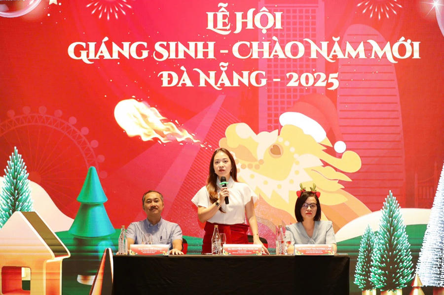 Bà Nguyễn Thị Hoài An, Phó Giám đốc Sở Du lịch thành phố Đà Nẵng (giữa) thông tin về lễ hội.