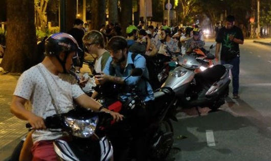 Tụ tập đông người giúp các quán xá trở lên tấp nập.