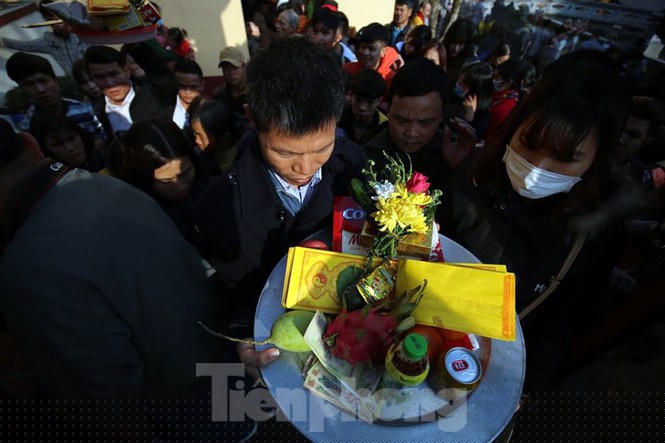 Sau khi hoàn tất các nghi thức, hàng nghìn người dân chen chân dâng hương, lễ lên chùa.