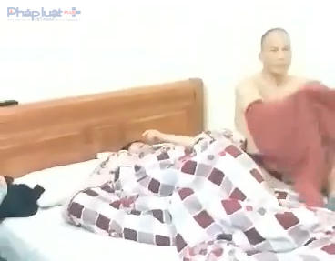 Hiện trường nhà nghỉ khi cánh cửa bật mở. (Ảnh cắt từ clip)