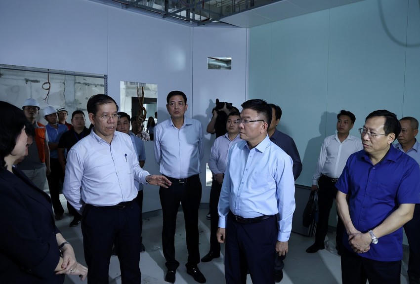 Phó Thủ tướng kiểm tra một phòng mổ đang được thi công tại cơ sở 2 Bệnh viện Việt Đức - Ảnh: VGP