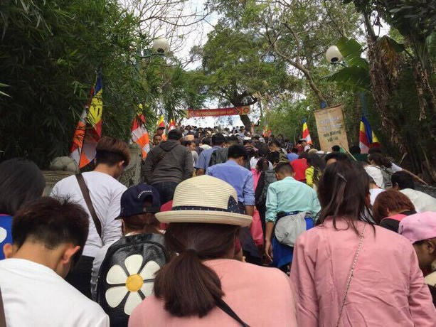 Nhích từng chút một...