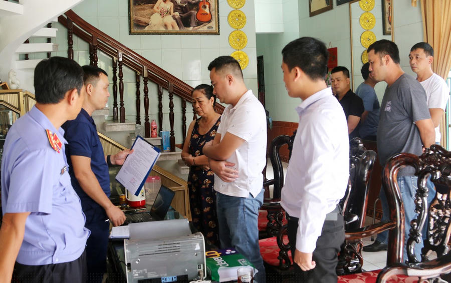 Lực lượng Cảnh sát hình sự, Công an tỉnh Quảng Bình tống đạt lệnh khám xét khẩn cấp nơi ở của đối tượng Nguyễn Viết Thắng