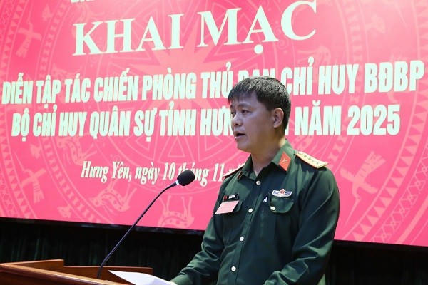 Đại tá Vũ Văn Định, Ủy viên Ban Thường vụ Tỉnh ủy, Chỉ huy trưởng Bộ CHQS tỉnh Hưng Yên phát biểu tại buổi diễn tập.