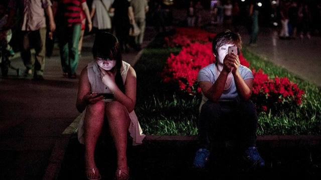 Mọi người hầu như chỉ quan tâm đến facebook mà không trò chuyện với nhau (Ảnh minh họa: Getty)