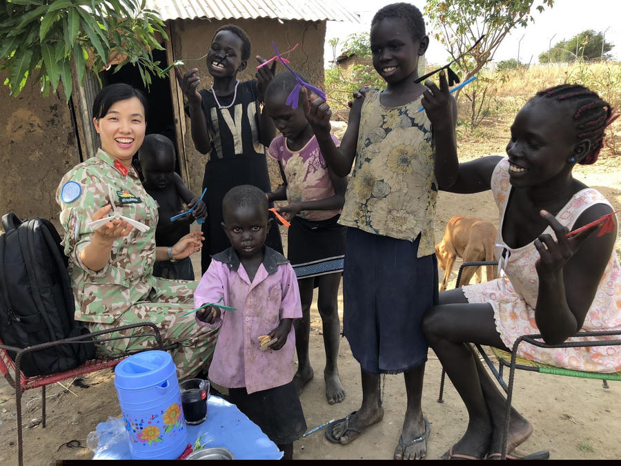 Trung tá Đỗ Thị Hằng Nga và những trẻ em ở Cộng hòa Nam Sudan.