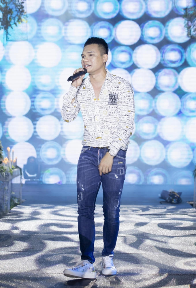 09. Khac Viet hat tren sk (3)