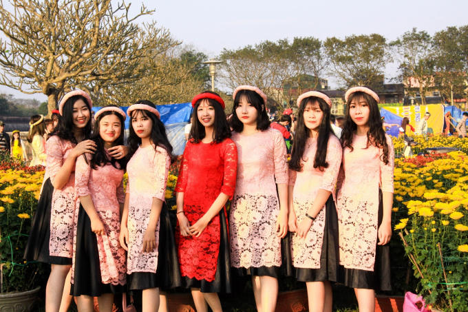 Những ngày giáp tết Nguyên Đán, các bạn trẻ lại đổ về chợ hoa xuân tại công viên Thương Bạc (TP Huế) để lưu giữ những khoảnh khắc tuyệt đẹp, ngập tràn sắc hoa.