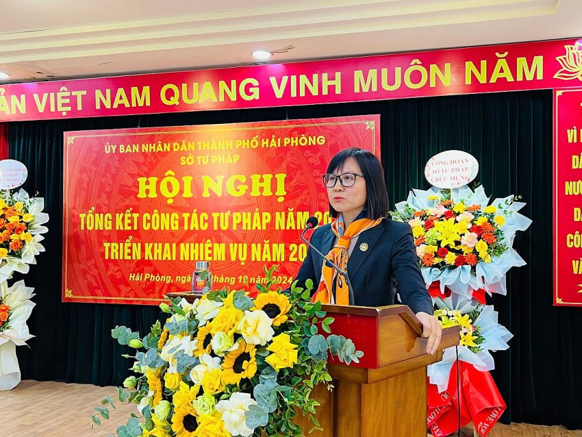 Bà Phạm Tuyên Dương- Giám đốc Sở Tư Pháp phát động phong trào thi đua năm 2025.
