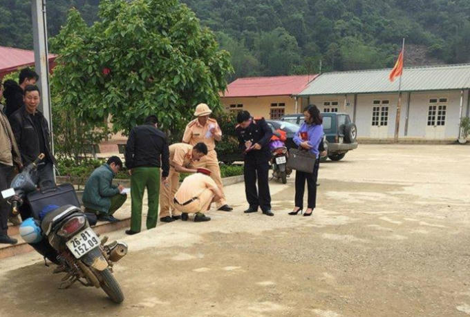 Lực lượng chức năng công an huyện Vân Hồ có mặt tại hiện trường điều tra nguyên nhân vụ việc.