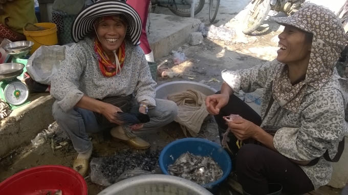 Những người phụ nữ thản nhiên vặt chim cò. Ảnh Duy Ngợi