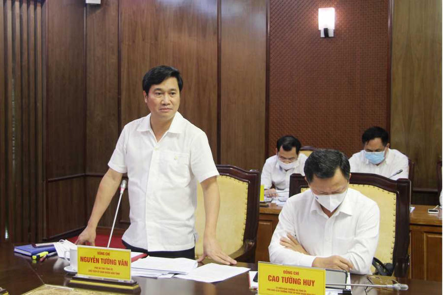 Đồng chí Nguyễn Tường Văn, Phó Bí thư Tỉnh ủy, Chủ tịch UBND tỉnh, phát biểu tại cuộc họp.