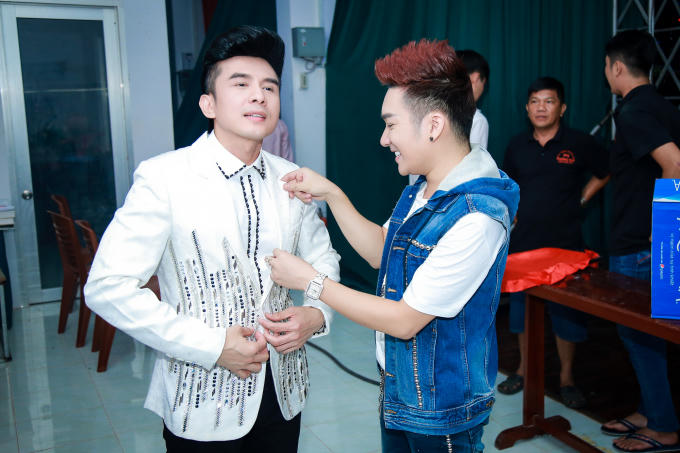 Quang Hà giúp Đan Trường chỉnh áo ở hậu trường.