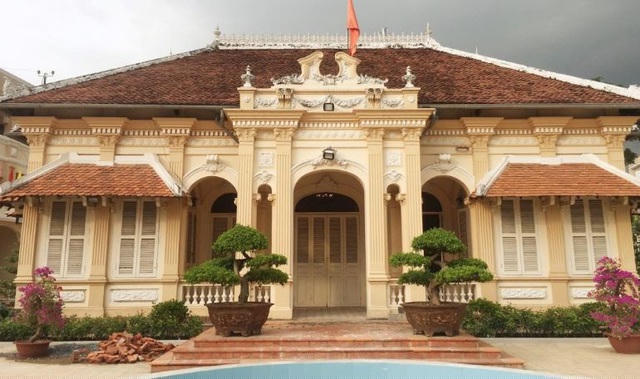 Nhà của Bạch Công Tử có tổng diện tích 322m2, tọa lạc trên khu đất rộng hơn 4.000m2. Hiện nay, ngôi nhà có kiến trúc xưa đang nằm trong khuôn viên của Trung tâm văn hóa TP. Mỹ Tho (Tiền Giang). Năm 2016, tỉnh Tiền Giang đã ra quyết định xếp hạng công trình này là Di tích lịch sử - văn hóa cấp tỉnh. Ảnh: mytho.tiengiangtourist.vn.