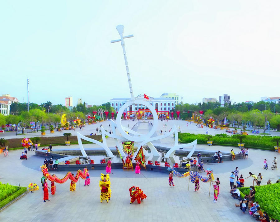 Quảng trường Hùng Vương (phường Bạc Liêu), diễn ra Ngày hội “Tinh hoa Văn hóa Ẩm thực Cà Mau” với khoảng 100 gian hàng ẩm thực, sản phẩm OCOP, không gian trình diễn và trải nghiệm ẩm thực đặc sắc.