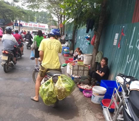 Lấn chiếm vỉa hè.