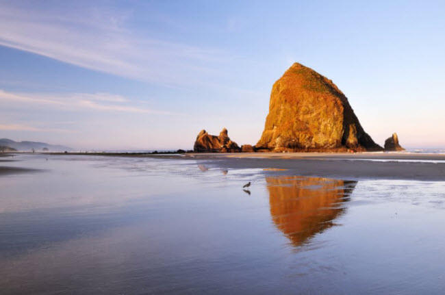 Bãi biển Cannon Beach, Mỹ:Cách thành phố Portland khoảng 90 phút di chuyển, bãi biển ở bang Oregon là địa điểm không thể bỏ qua đối với những người yêu thiên nhiên. Bạn có thể đi khám phá và chiêm ngưỡng ngọn núi Haystack Rock nằm ngoài biển.