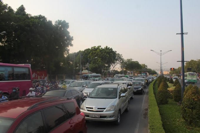 Xe ô tô nối đuôi nhau thành hàng dài.