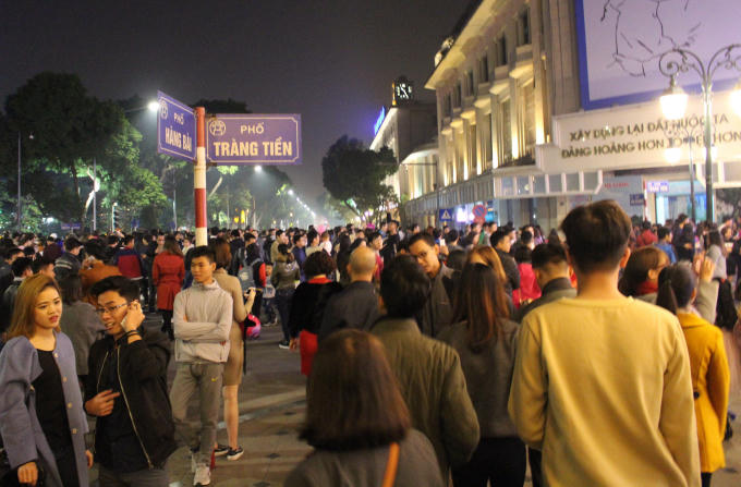 Phố Hàng Bài giao với Tràng Tiền đông đúc ngay trước thềm năm mới 2017.